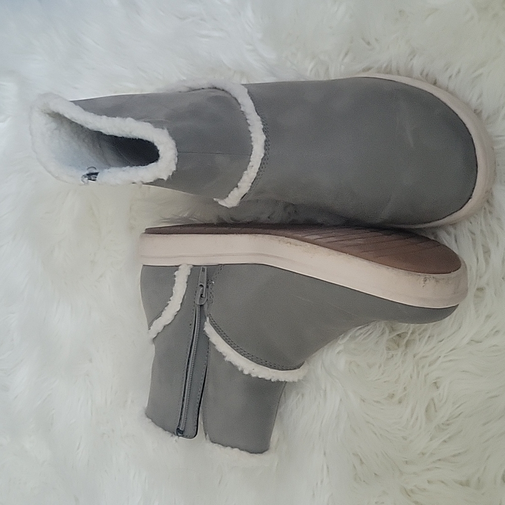 CLARKS CLOUDSTEPPRR BOOTS